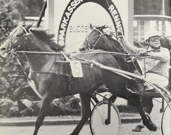 Mit Monteverdi feierte Heinrich Hiendlmeier wohl einen seiner größten Erfolge, als er 1988 mit dem Buddenbrock-Rennen eine der klassischen Derby-Vorprüfungen gewann und den Dreijährigen an die Jahrgangsspitze steuerte. (Foto: Archiv ZTV Straubing)